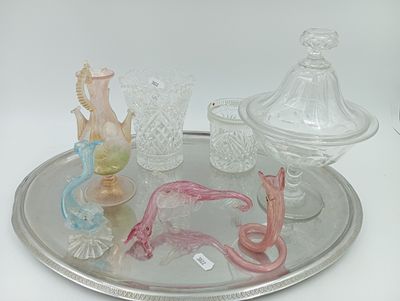un plateau en argent posé sur une table, sur lequel se trouvent des objets en verre