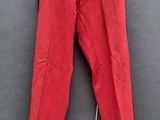 une photo d'un pantalon rouge suspendu à un cintre