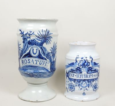 deux vases posés l'un à côté de l'autre sur une table