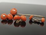 quelques perles orange sont posées sur une surface noire
