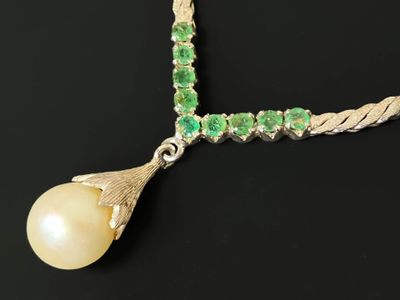 Collier en or gris 750°/00 avec petites émeraudes et perle e…