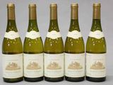 six bouteilles de vin sont alignées dans une rangée