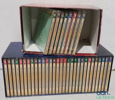plusieurs livres empilés dans une boîte