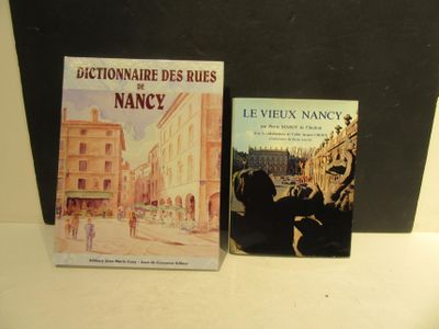Deux livres sont posés sur une table devant un sac noir.