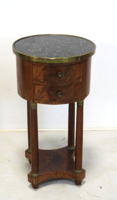 une petite table avec un plateau en marbre