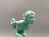 une petite figurine représentant un garçon sur une planche de surf