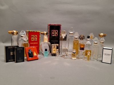 de nombreux parfums et flacons de parfum de toutes sortes posés sur une table