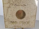 une image représentant une boîte posée sur une table, sur laquelle se trouve une pièce de monnaie