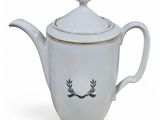 théière blanche avec un couvercle orné d'un motif de laurier