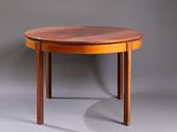 une table à manger ronde avec un plateau en bois sur fond gris