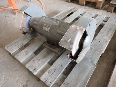 une machine posée sur une palette dans un entrepôt
