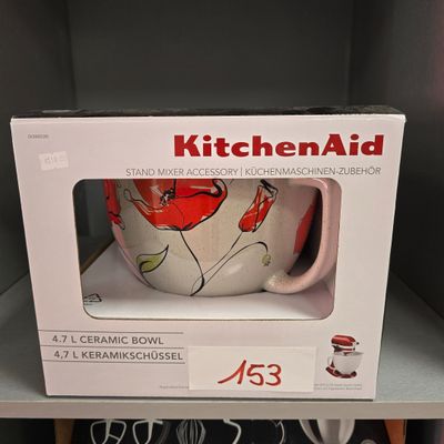 une boîte contenant une tasse à café, posée sur une étagère