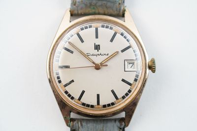 une montre posée sur une surface blanche