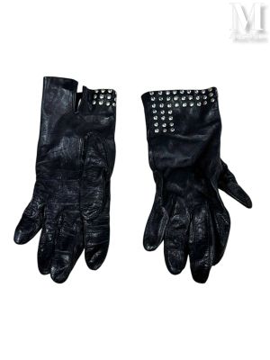 une paire de gants en cuir noir avec des rivets et des fermetures éclair