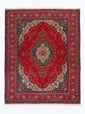 un tapis rouge et bleu à motif de médaillon