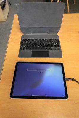 un ordinateur portable et une tablette posés sur une table