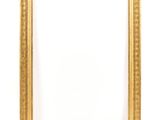 un cadre doré sur un mur blanc, avec un fond blanc