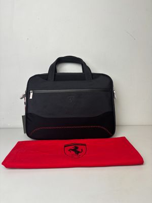 un sac rouge et noir posé à côté d'un sac noir et rouge