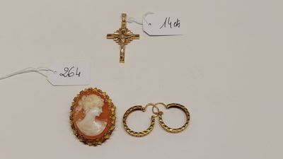 Deux bagues et une croix sont posées les unes à côté des autres sur une table