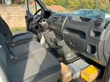 un camion avec une caisse à l'arrière