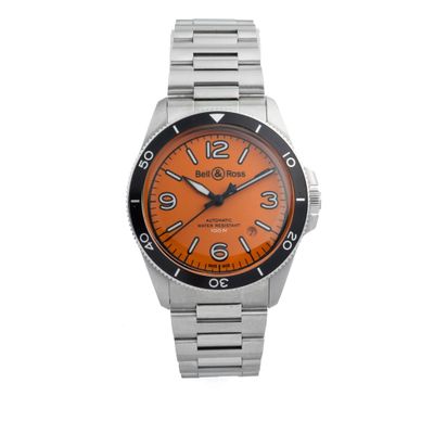 gros plan d'une montre-bracelet sur fond blanc