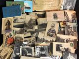 une pile de vieilles photos et de cartes postales posée sur une table