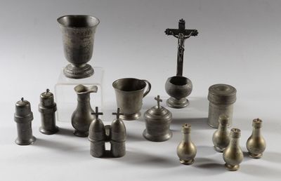 tout un tas d'objets en étain posés sur une table
