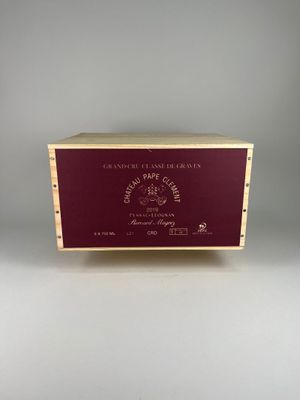 une boîte en bois sur laquelle est collée une étiquette de vin, posée sur une table