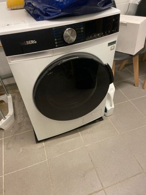 une machine à laver posée sur un plan de travail dans une cuisine