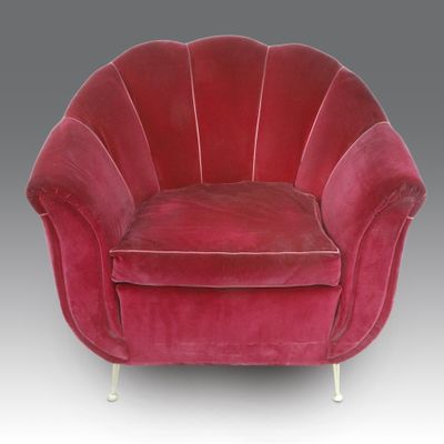 une chaise rouge posée sur un sol blanc, près d'un mur gris