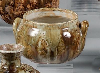 trois vases exposés dans une vitrine