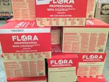 une pile de boîtes sur une palette dans un entrepôt