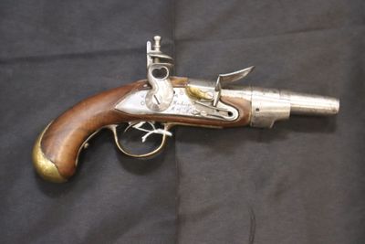 un vieux fusil exposé sur une table