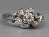 une image d'une bague en diamant sur une table