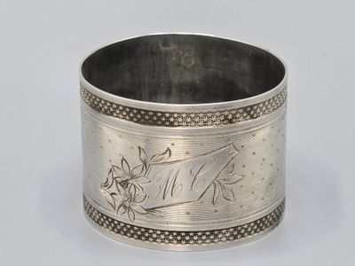 un rond de serviette ancien en argent, orné d'oiseaux et de fleurs