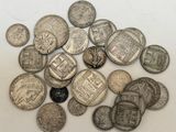 gros plan d'une pile de pièces d'argent sur une surface blanche