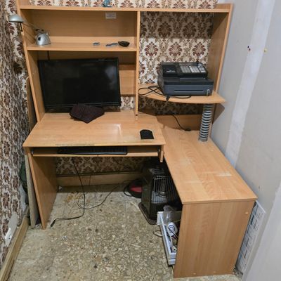 un bureau d'ordinateur sur lequel se trouve une imprimante