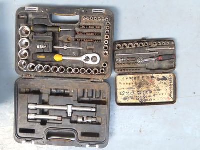 une trousse à outils posée sur une table