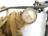 un vieux masque à gaz muni d'un tuyau