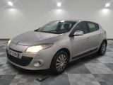 la photo d'une voiture argentée garée dans un garage