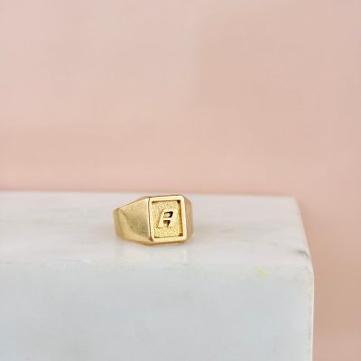 une bague chevalière en or, ornée d'un cachet carré au centre