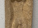 statue d'un homme coiffé d'un chapeau, posée sur une surface blanche