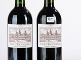 deux bouteilles de vin rouge posées l'une à côté de l'autre sur une table
