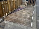 une clôture abîmée au bord de la rue