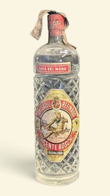 une bouteille d'alcool posée sur une table
