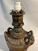 Vase en régule patiné monté lampe à décor de petits vendange… (photo 4)