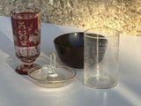 deux verres et un bol posés côte à côte sur une table