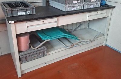 une table sur laquelle se trouvent plusieurs objets