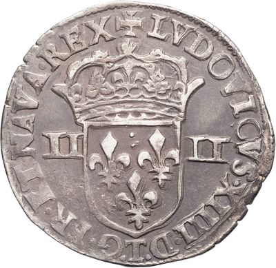 gros plan d'une pièce de monnaie surmontée d'une couronne