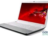 un ordinateur portable blanc avec un écran rouge posé sur une surface blanche